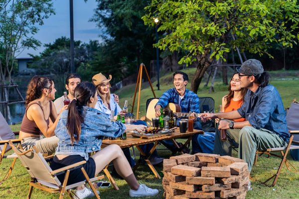 Comment les campings du Groupe Tikayan favorisent-ils les rencontres et les échanges ?