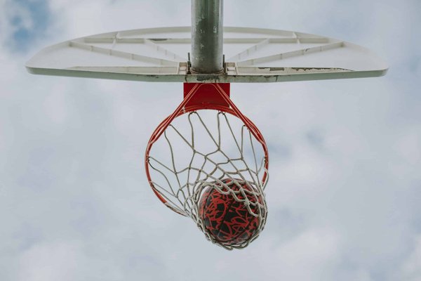 Astuces pour choisir le bon ballon de basket pour votre panier