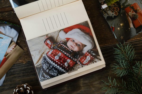 Quels sont les thèmes possibles pour la couverture d'un album photo classique ?